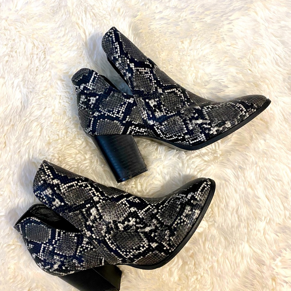 Ankle Boots V Cut Pointed Toe Chunky Heel Snakeskin sz 10